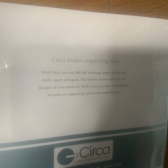 Brand New, Sealed Levenger Circa Translucent Photo Album, Letter Size - Picture 2 of 4